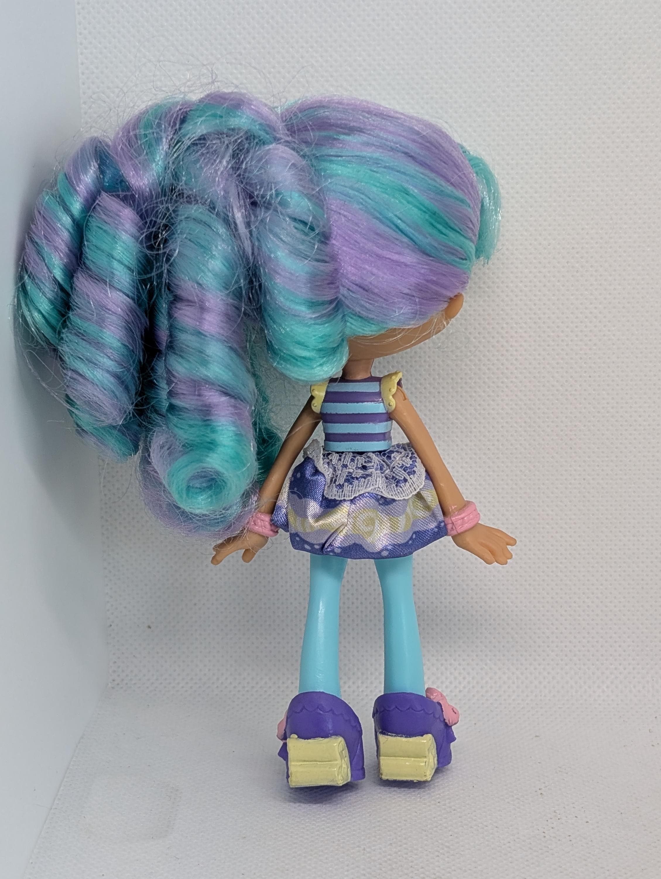 Shopkins Shoppies World Vacation Macy Macaron Visits France