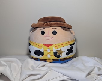 Peluche oficial de Squishmallows – Disney Woody de 20 cm – Toy Story coleccionable – Súper suave y tierno