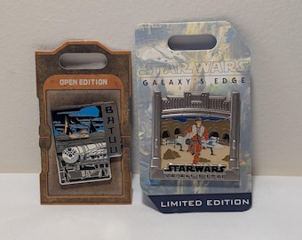 Lot de 2 épingles Star Wars Galaxy's Edge des parcs Disney - Poe Running WDW Countdown #146161 & Black Spire Outpost Batuu #135250