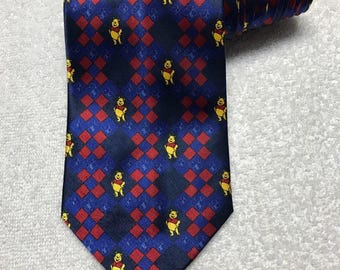 Cravate vintage Disney Winnie l'ourson - Cravate à losanges bleus et rouges - Vêtements pour hommes classiques - Disney rétro à collectionner