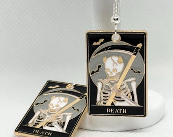 Boucles d'oreilles dorées en émail avec carte de tarot de la mort