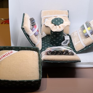 Adorable Singer Sewing Cube Kit – Green Fabric Cover – Collapsible Sewing Box – Vintage Storage Organizer