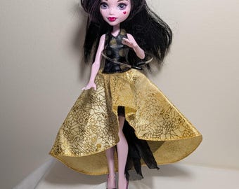 Lot de poupées Monster High Draculaura avec vêtements, chaussures, sac à dos et oreilles de loup