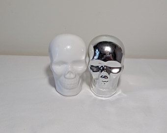 Ensemble de salières et poivrières blanches et argentées Skull – Décoration de cuisine gothique en céramique