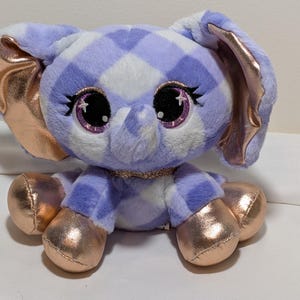 Gund P.Lushes Pets – Elefante de peluche morado a cuadros Ella L'Phante