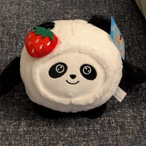 Fino oso panda de peluche con fresa