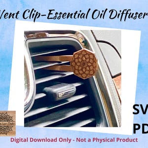 Puede incluir: Un difusor de aceite esencial para el coche de madera con un diseño geométrico. El difusor está sujeto a la ventilación del coche. SVG y PDF están escritos en blanco sobre un fondo azul. El texto "Descarga digital únicamente - No es un producto físico" está escrito en blanco sobre un fondo rosa.