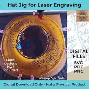 Op de afbeelding: Een bruine hoedmal voor lasergraveren met een ronde basis en roze klemmen die een hoed vastzetten. De hoed toont gegraveerde bloemmotieven en de tekst Sunshine Daydream. De afbeelding bevat de tekst Hat Jig for Laser Engraving.