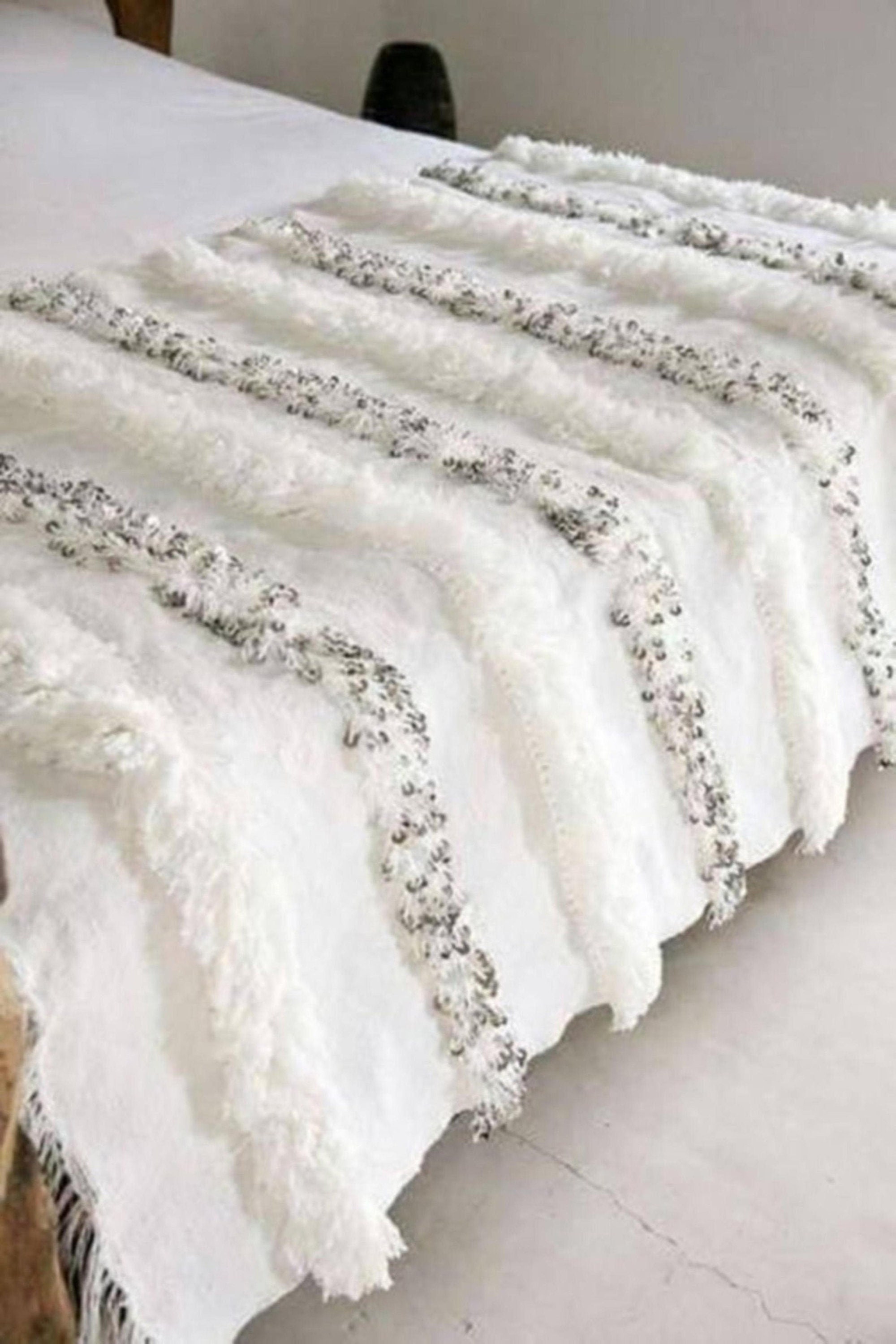 HANDIRA MOROCCAN BLANKET Wedding blankets have traditionally been woven HANDIRA MOROCCAN BLANKET Wedding blankets have traditionally been woven