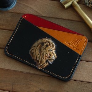 Titular de la tarjeta de cuero tallado de león, billetera personalizada, billetera de espesor, titular de la tarjeta de arte de cuero, regalo de Navidad, regalo de Navidad para el marido