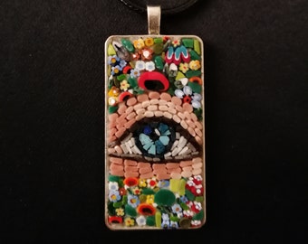 Pendentif micro mosaïque avec assortiment des fleurs de printemps et un œil bleu