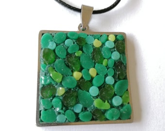 Pendentif micro mosaïque avec des feuilles de plantes