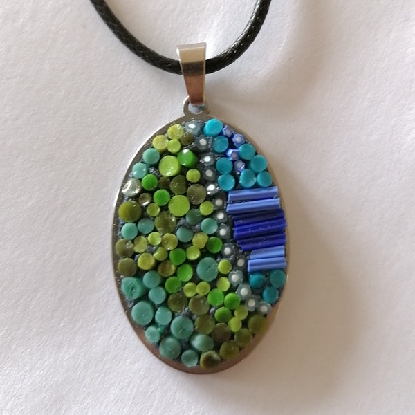 Pendentif micro mosaïque avec harmonie de couleur vert et bleu