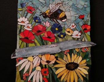 Tableau mosaïque avec une abeille etmulticolore fleurs