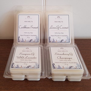 K&ouml;nnte beinhalten: Vier Packungen Sojawachs-Schmelzen in durchsichtigen Plastikbeh&auml;ltern. Jede Packung enth&auml;lt sechs Schmelzen und hat ein Etikett mit dem Namen des Duftes: Caribbean Sunset, Lime & Coconut, Seagrass & Wild Lavender und Strawberry & Champagne. Jedes Etikett enth&auml;lt auch den Text "Siyara Wax Melts", "100% Soy Wax", "Hand Poured in Australia" und "70 g".