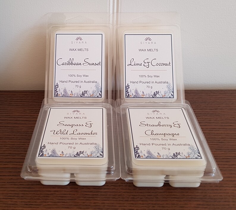 K&ouml;nnte beinhalten: Vier Packungen Sojawachs-Schmelzen in durchsichtigen Plastikbeh&auml;ltern. Jede Packung enth&auml;lt sechs Schmelzen und hat ein Etikett mit dem Namen des Duftes: Caribbean Sunset, Lime & Coconut, Seagrass & Wild Lavender und Strawberry & Champagne. Jedes Etikett enth&auml;lt auch den Text "Siyara Wax Melts", "100% Soy Wax", "Hand Poured in Australia" und "70 g".