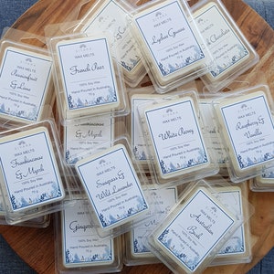 K&ouml;nnte beinhalten: Eine Auswahl an Sojawachs-Duftwachs in durchsichtigen Plastikbeh&auml;ltern. Die Duftwachse sind mit verschiedenen D&uuml;ften beschriftet, darunter Passionsfrucht & Limette, Franz&ouml;sische Birne, Litschi-Guave, Dunkle Schokolade, Weihrauch & Myrrhe, Seegras & Wilde Lavendel, Weisse Pfingstrose, Australischer Busch, Himbeere & Vanille und Ingwer.
