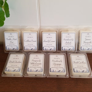 K&ouml;nnte beinhalten: Sortiment von zehn Wachs-Schmelzen in durchsichtigen Plastikbeh&auml;ltern. Jeder Beh&auml;lter hat ein wei&szlig;es Etikett mit dem Markennamen "Ziyara" und dem Duftnamen. Die D&uuml;fte umfassen Vanille-Moschus-Oud, Karibischer Sonnenuntergang, Limette & Kokosnuss, Sandelholz & Patschuli, Japanische Gei&szlig;blatt, Dunkle Schokolade, Sangrass & Wilde Lavendel, Erdbeere & Champagner und Frisch geschnittene Rose.