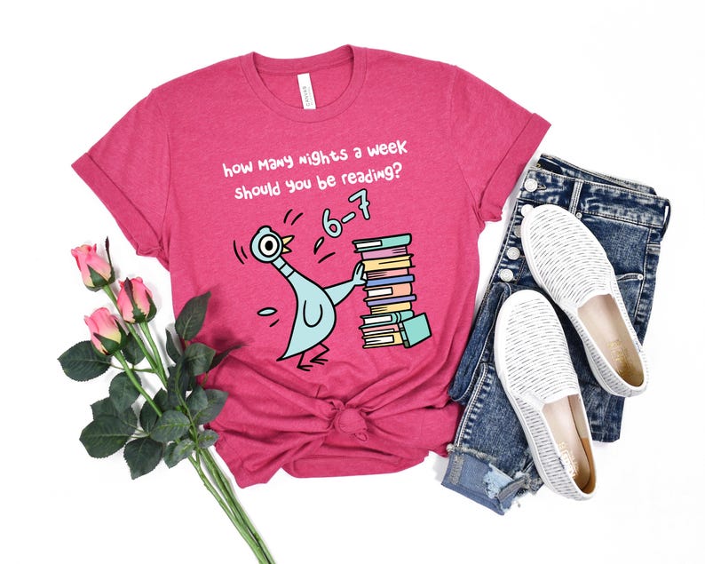 K&ouml;nnte beinhalten: Ein magentafarbenes T-Shirt mit dem Text "how many nights a week should you be reading?" und "6-7". Das Shirt zeigt eine Cartoon-Taube, die B&uuml;cher tr&auml;gt. Das Shirt wird mit Jeans und wei&szlig;en Slip-On-Schuhen kombiniert.
