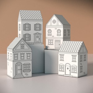 Puede incluir: Un conjunto de cuatro cajas blancas con forma de casa que presentan ilustraciones de líneas negras de detalles arquitectónicos, incluyendo ventanas, puertas, contraventanas y tejados de tejas, dispuestas sobre pedestales rectangulares.