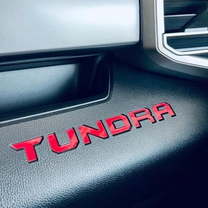 Guantera y calcomanías para la parte superior de la Toyota Tundra 2022-2024 / Accesorio interior personalizado para modelos TRD PRO (SKU n.° 3)