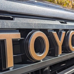 Calcomanías de vinilo con letras para parrilla Pro Grille de Toyota Tundra/Sequoia 2020-2024: accesorios personalizados para camionetas (SKU n.° 8)
