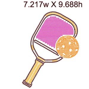 Puede incluir: Ilustración gráfica de una pala y una pelota de pickleball, representada con un patrón de puntos. La pala presenta un centro rosa y un mango amarillo, con contornos negros y amarillos. La pelota es naranja con puntos blancos. Las dimensiones son 18,33 cm de ancho por 24,61 cm de alto.