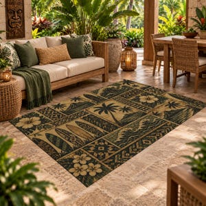 Può includere: Un tappeto rettangolare caratterizzato da un motivo a griglia ripetuto con elementi tropicali tra cui palme, fiori di ibisco, tavole da surf e onde marine in tonalità verde scuro, marrone e beige su sfondo beige chiaro.