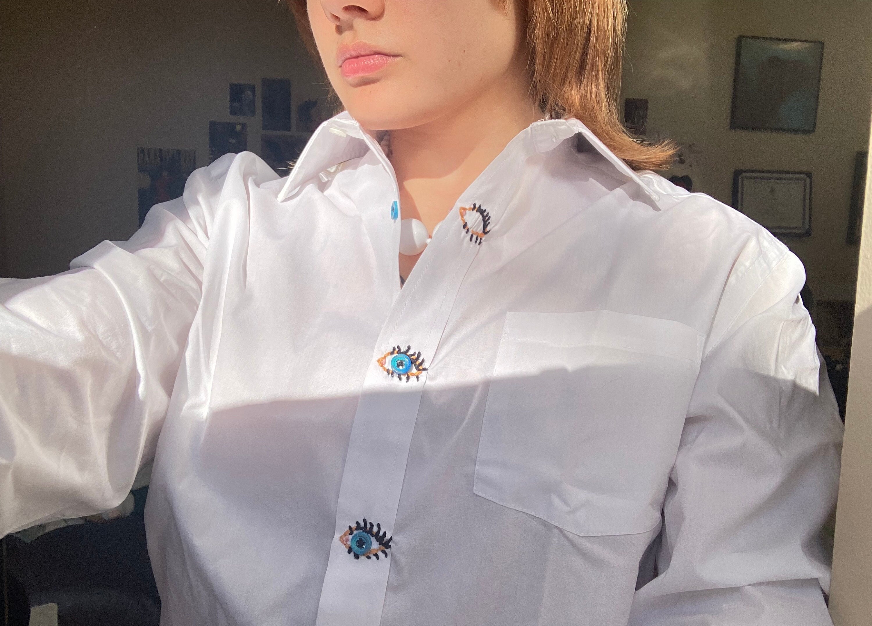 Camisa retail con botA n en el codo mujer