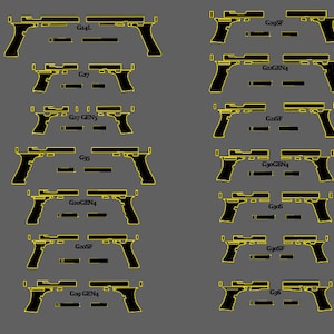 Puede incluir: Un conjunto de 20 llaveros de metal de color dorado en forma de pistola. Cada llavero tiene un diseño diferente y presenta una pequeña etiqueta negra con texto.