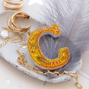 Kit para fazer joias faça você mesmo, broche de miçangas com decoração letra "C", Abris Art. Bordado de miçangas, decoração de miçangas com bordado.