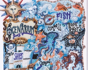 Op de afbeelding: Een kleurrijke illustratie van een oceanarium met verschillende zeedieren, waaronder een zeemeermin, een octopus, zeepaardjes, walvissen, schepen en een vuurtoren. De illustratie is gemaakt met kralen en bevat de woorden "Oceanarium", "Pirates", "Ships", "Whales", "Anchors", "Octopus", "Sea Horses", "Message in a Bottle", "Mermaids", "Starfish", "Compass", "Sea Shells", "Rope Knots", "Fish", "Starry Sky", "Lighthouses", "Coral Reefs", "Deep Blue Waves".