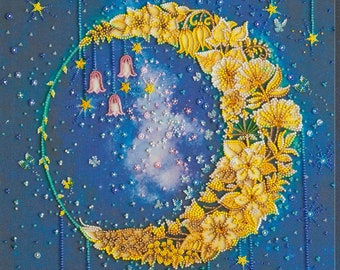 Può includere: Una luna crescente fatta di perline gialle e dorate è circondata da un cielo notturno stellato. La luna è decorata con piccoli fiori bianchi e foglie verdi. Lo sfondo è blu scuro con stelle bianche e argentate.