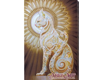 Op de afbeelding: Een witte kat met gouden en zilveren details zit in een gouden mandala. De vacht van de kat is ingewikkeld versierd met spiralen en lijnen. De achtergrond is warm bruin met een gouden gloed.