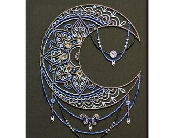 Può includere: Un design a forma di luna crescente realizzato con perline blu, argentate e dorate. La luna è circondata da un motivo a mandala di perline e ha catene di perline che pendono dal basso.