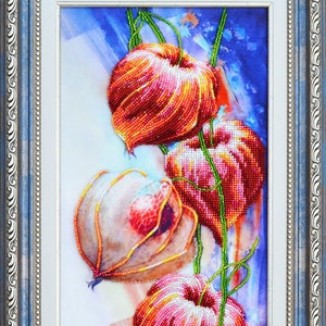 Könnte beinhalten: Ein gerahmtes Gemälde von roten, orangefarbenen und weißen Blumen vor einem blauen und weißen Aquarellhintergrund. Das Gemälde ist in einem blauen und silbernen Rahmen gerahmt, in der rechten unteren Ecke steht der Text "Tela Artis".