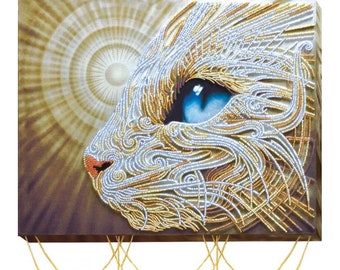 Op de afbeelding: Een close-up van het gezicht van een witte kat met een blauw oog, gemaakt van gouden en zilveren kralen. Het gezicht van de kat is omgeven door een gouden achtergrond met een draaiende patroon. De afbeelding is ingelijst met een gouden kettingrand.