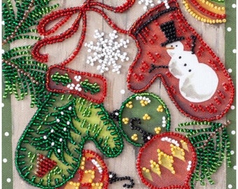 Puede incluir: Un diseño de adorno navideño de cuentas con una manopla roja con un muñeco de nieve dentro, una manopla verde con un árbol de pino y adornos rojos y verdes.