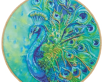 Könnte beinhalten: Ein Perlen-Stickset mit einem blauen und grünen Pfauenmotiv auf hellblauem Hintergrund.