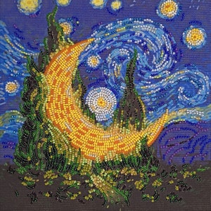 Op de afbeelding: Een kunstwerk van kralen dat Vincent van Goghs "Sterrennacht" voorstelt met een halve maan, een wervelende hemel en een dorp op de voorgrond.