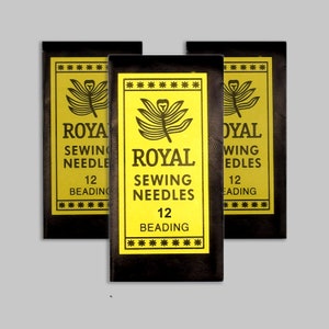 Könnte beinhalten: Drei Packungen Royal Nähnadeln der Größe 12 zum Perlen. Jede Packung hat ein gelbes Etikett mit einem schwarzen Blattdesign und dem Text "Royal Sewing Needles 12 Beading".