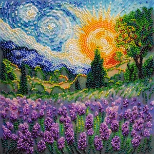 Peut inclure: Une œuvre d'art en perles représentant un ciel nocturne étoilé avec un motif tourbillonnant de perles bleues, blanches et jaunes. Un soleil jaune vif avec des perles orange et rouges se trouve dans le coin supérieur droit. Des arbres verts avec des troncs bruns se trouvent à l'arrière-plan. Un champ de fleurs de lavande violettes se trouve au premier plan.