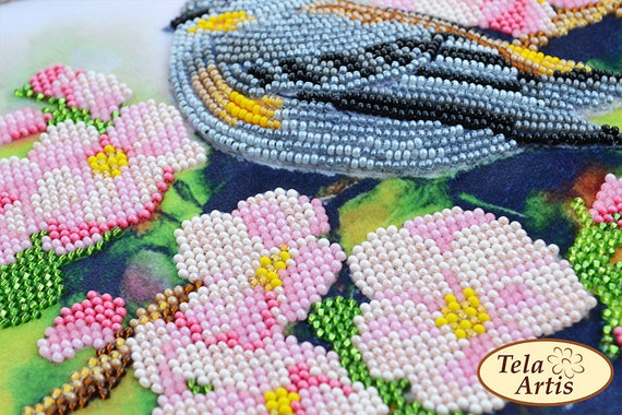 ベロア生地にビーズ刺繍キット。アプリコットの枝に止まる鳥。Tela