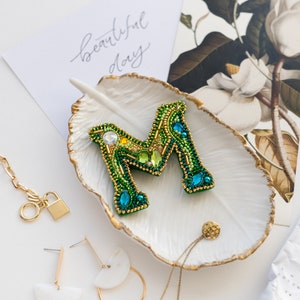 Kit para fazer joias "faça você mesmo", broche de miçangas com decoração da letra "M", arte Abris. Bordado com miçangas, decoração com miçangas bordadas.
