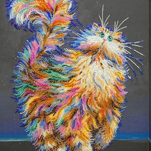 Peut inclure: Un chat coloré en perles avec une longue queue, regardant une étoile dorée sur un fond bleu foncé.