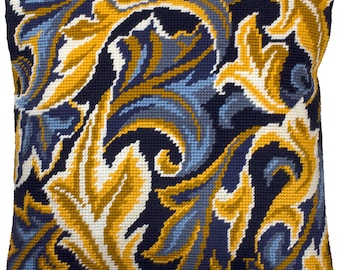 Könnte beinhalten: Quadratisches Zierkissen mit detailliertem Gobelin-Design. Das Kissen hat einen marineblauen Hintergrund mit einem sich wiederholenden Muster aus stilisierten gelben, weißen und hellblauen floralen Elementen. Das Kissen ist quadratisch und scheint aus einem gewebten Stoff zu bestehen.