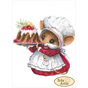 Puede incluir: Un lindo ratón de dibujos animados con un gorro de chef blanco y un delantal rojo sostiene un plato con un pastel de chocolate cubierto con glaseado blanco y bayas rojas. El ratón tiene un pelaje marrón y grandes ojos marrones. El texto "Tela Artis" está en la esquina inferior derecha de la imagen.