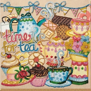 Könnte beinhalten: Ein farbenfrohes Perlen-Kunstset mit einer Tee-Party-Szene mit dem Text "time for tea". Das Set enthält eine Teekanne, Teetassen, Cupcakes und andere Leckereien für eine Tee-Party.