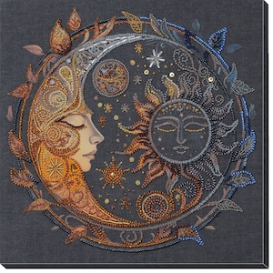 Könnte beinhalten: Ein Perlenkunstwerk, das eine stilisierte Sonne und einen Mond mit komplizierten Details darstellt. Sonne und Mond sind von einem kreisförmigen Rahmen aus Blättern und Sternen umgeben. Das Kunstwerk befindet sich auf einem dunkelgrauen Hintergrund.