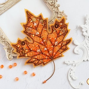 DIY Schmuckherstellungs Kit, Perlenbrosche ""Golden Maple"", Tela Artis." Bead Embroidery, Handarbeiten Perlenschmuck. Neues Jahr